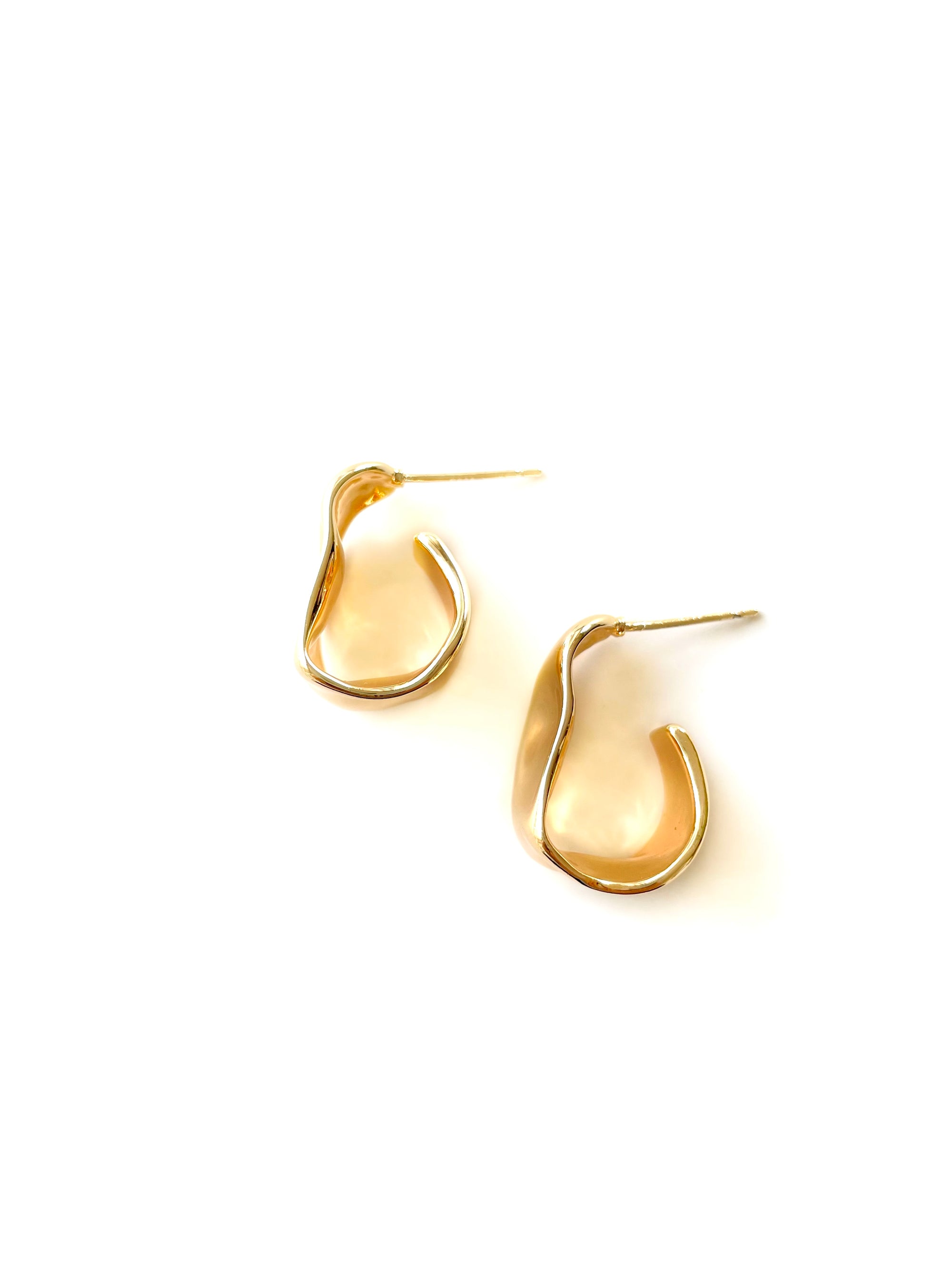 wavy open hoop earrings with a shiny finish and 18K gold plated italian brass earrings