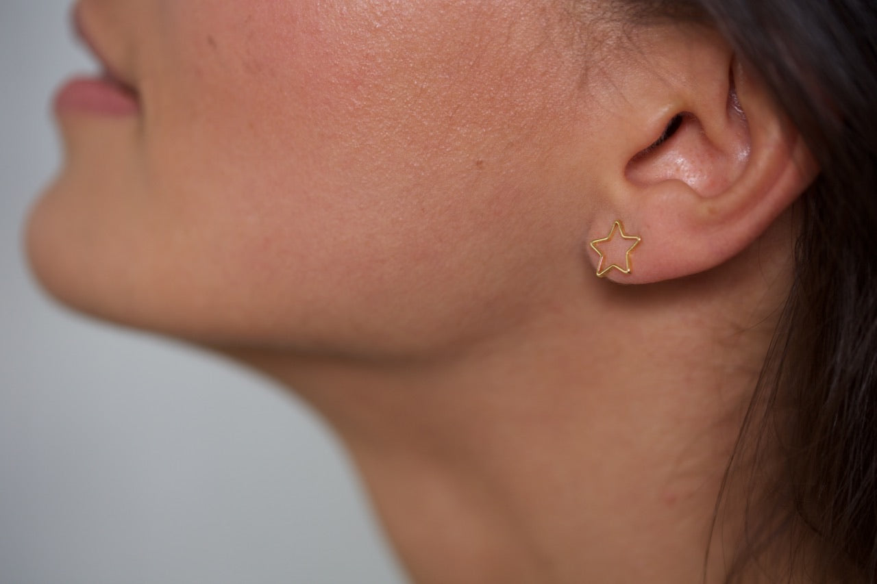 small gold star stud earrings